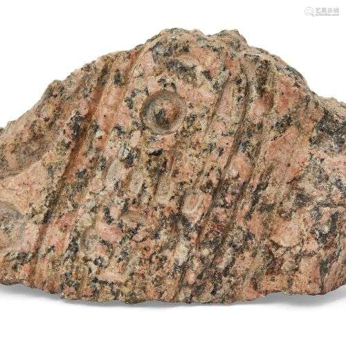 Fragment de relief en granit rose de style égyptien avec un ...