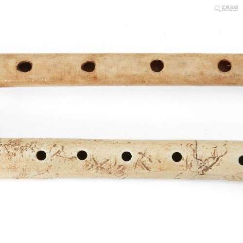 Deux pipes en os, probablement de Chine, 13 cm et 25 cm de l...