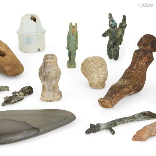 Une collection d'antiquités égyptiennes et d'objets postérie...