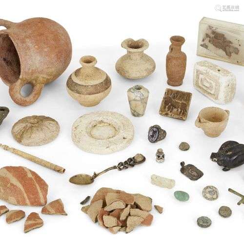 Un groupe d'antiquités et d'objets d'après l'antique compren...
