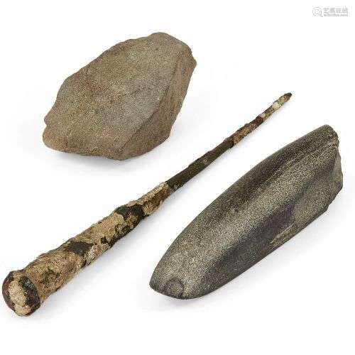 Une pierre à aiguiser en basalte néolithique (aiguiseur de l...