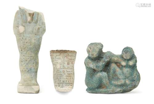 Un shabti fragmentaire égyptien en composition émaillée bleu...