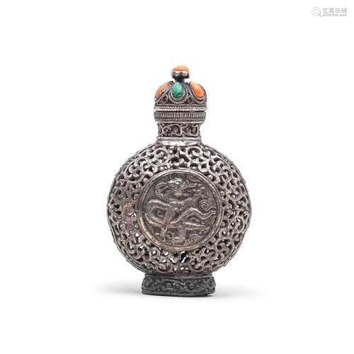 A MONGOLIAN-STYLE WHITE METAL RETICULATED SNUFF BOTTLE