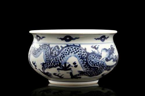 A blue and white porcelain dragon censer China, Qing dynasty...