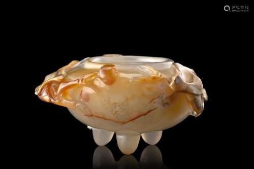 An agate brush washer China, late Qing dynasty (l. max 9 cm....