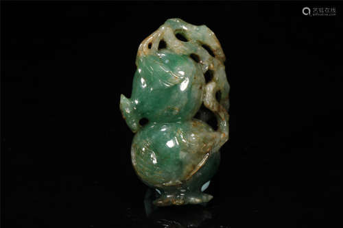 AN OLD CHINESE QING DYN. JADIET GOURD DESIGN ITEM