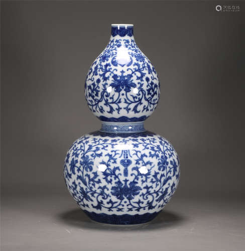 A CHINESE VINTAGE PORCELAIN VASE