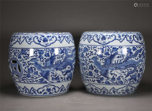 A PAIR OF CHINESE VINTAGE PORCELAIN STOOLS