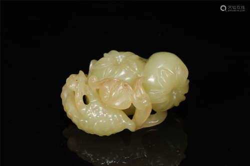 A CHINESE ANTIQUE YELLOW JADE FIGURINE