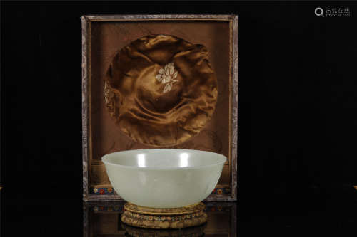 A CHINESE ANTIQUE HETIAN JADE BOWL