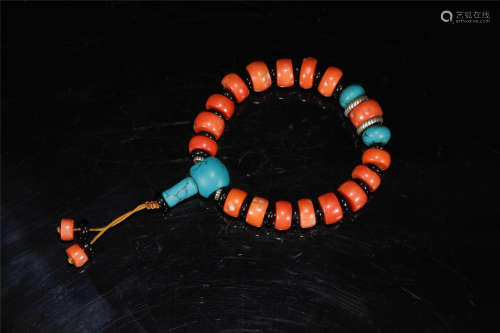 A VINTAGE CHINESE CORAL HAND CHAIN