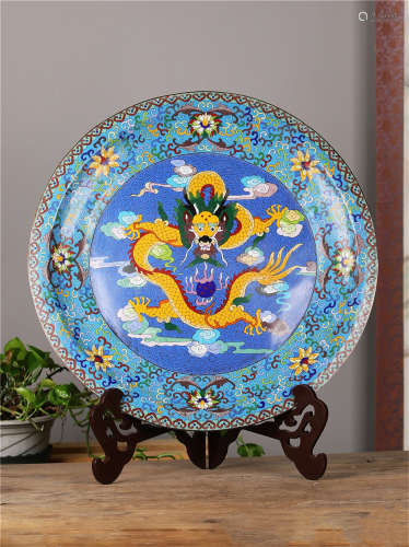A LARGE CHINESE VINTAGE CLOISONNE PLATE WITH DRAGON DESIGN