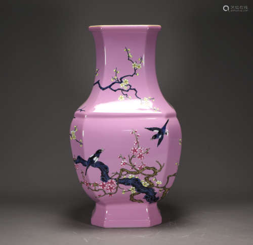 A CHINESE OCTAGON SHAPED PORCELAIN VASE