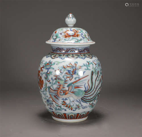 A CHINESE DOUCAI PORCELAIN LIDDED JAR