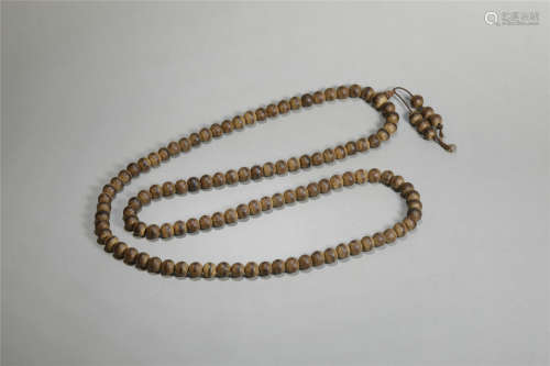 AN OLD CHINESE ARGAWOOD BUDDHIST NECKLACE