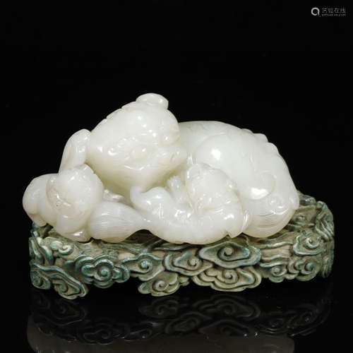 A CHINESE ANTIQUE HETIAN JADE DISPLAY AUSPICIOUS BEAST ORNAM...