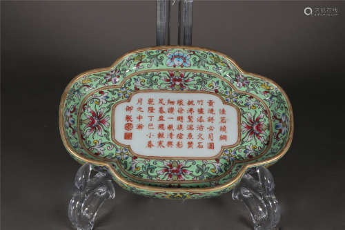 A CHINESE OLD FAMILLE ROSE GLAZED PORCELAIN PLATE