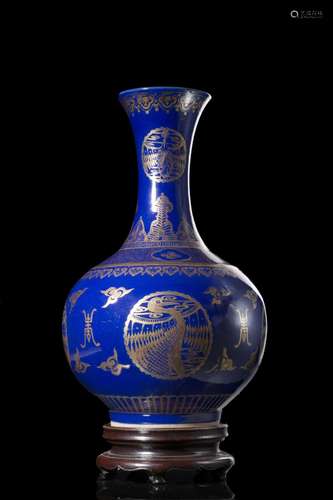 A gilt-decorated bottle vase China, early 20th century (h. 3...