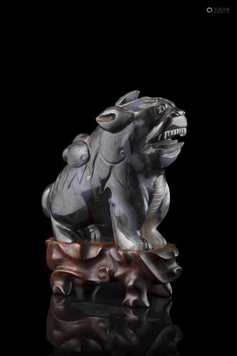 An agate lion, wood base (defects) China, Qing dynasty (1644...