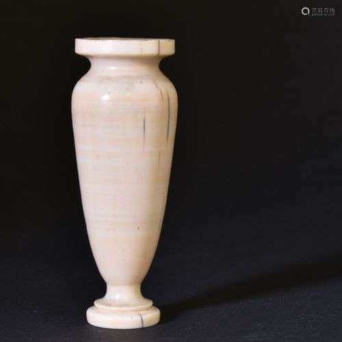** Petit vase à l'antique en ivoire Début du XXe siècle Poid...