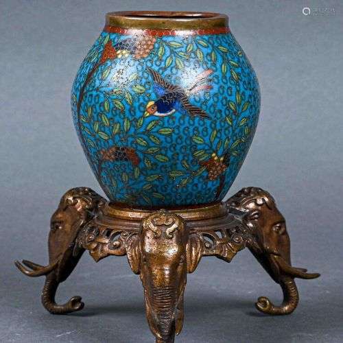 CHINE - Début XXe siècle Vase en cloisonné à décor d'oiseaux...