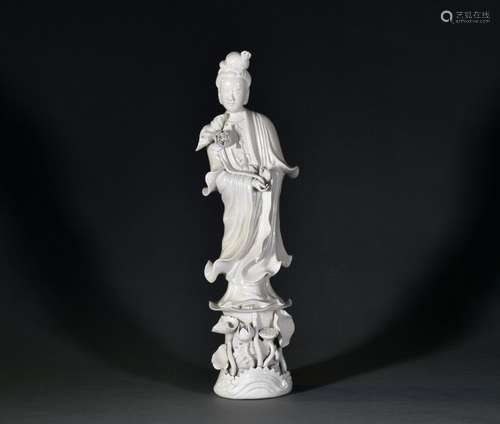 CHINE - XXe siècle Guanyin blanc de Chine sur une base à déc...