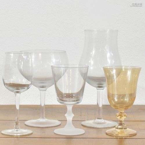Ensemble de verres de différents modèles, composé de verre s...