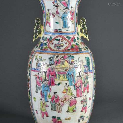 CHINE, Canton - Vers 1900 Vase balustre en porcelaine H. 42,...
