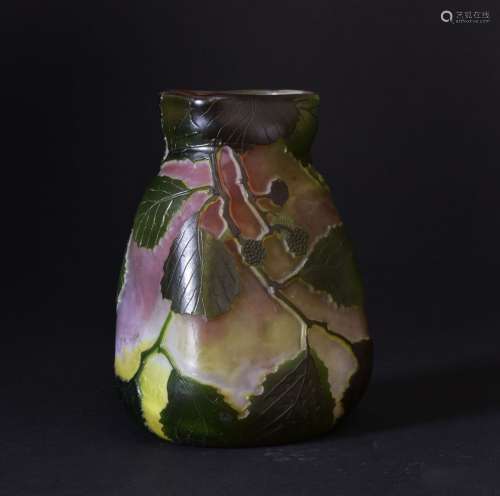 LEGRAS Vase en verre marmoréen à décor en camée gravé à l'ac...