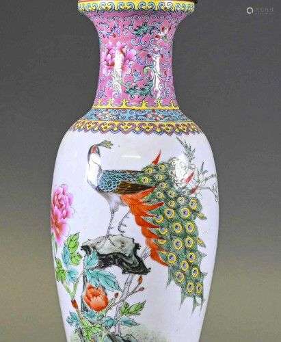 CHINE - XXe siècle Vase en porcelaine à décor d'un paon bran...