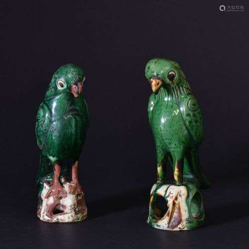 CHINE - XXe siècle Deux perruches en céramique glacurée, le ...