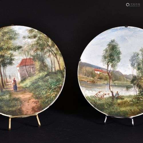 Deux assiettes en porcelaine peinte, formant pendant, à déco...