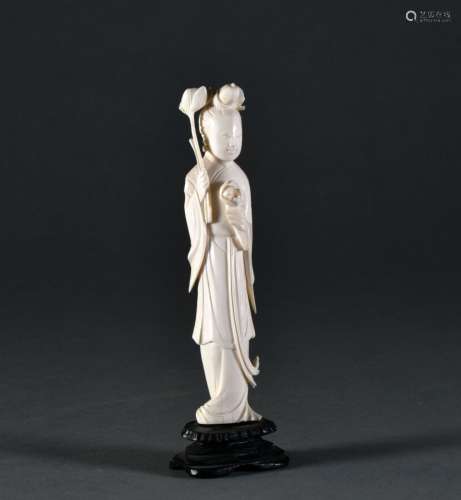 **CHINE - Début du XXe siècle Petit sujet en ivoire sculpté ...