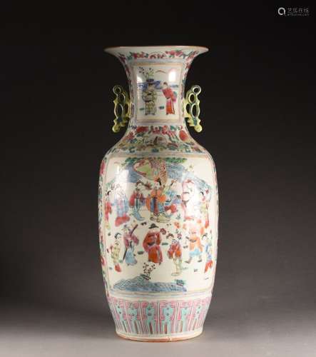 CHINE - XXe siècle Grand vase balustre en porcelaine polychr...