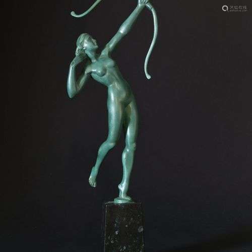 Femme à l'arc, sujet en bronze à patine verte sur une base e...