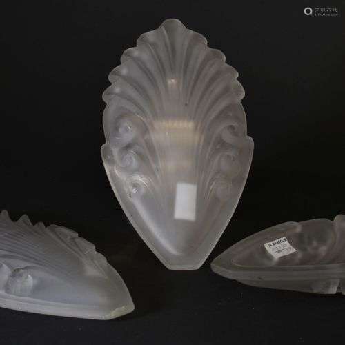 ART DECO Trois appliques d'angle en verre moulé en forme de ...