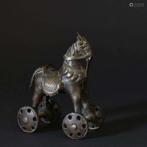 Cheval sur roulettes en bronze Jouet ancien H. 14 cm - L. 12...