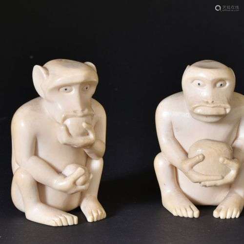 ** AFRIQUE - Vers 1930 Deux singes assis en ivoire sculpté, ...