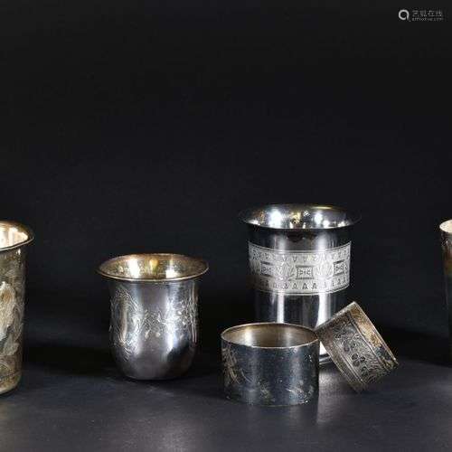 Lot en argent comprenant quatre timbales en argent et deux r...