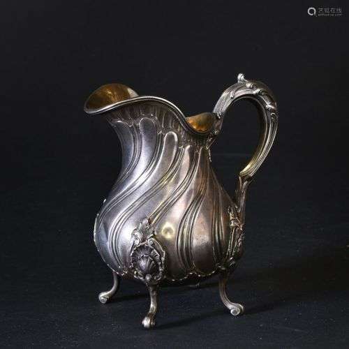 Un pot à lait quadripode en argent Style Louis XV Poinçon Mi...