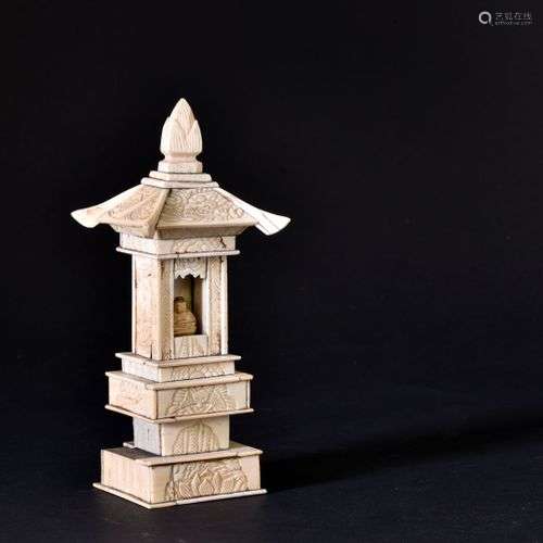 ** JAPON - fin du XIXe siècle Petit temple en ivoire sculpté...