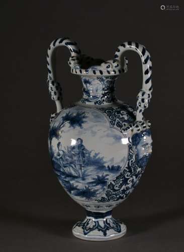 Vase ovoïde sur piédouche en faïence à décor bleu et blanc d...