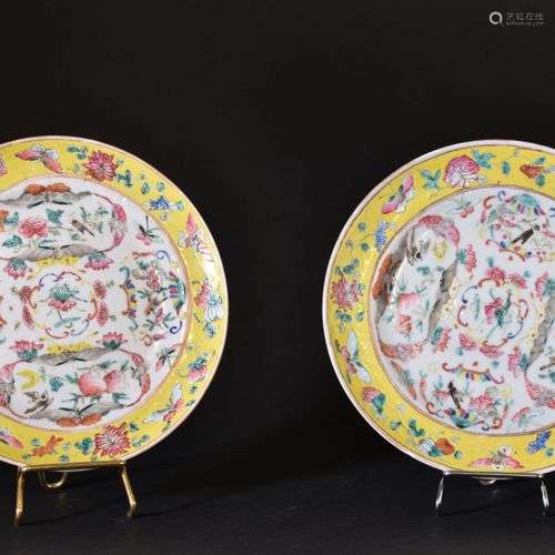 CHINE - Fin du XIXe siècle Deux assiettes en porcelaine à dé...