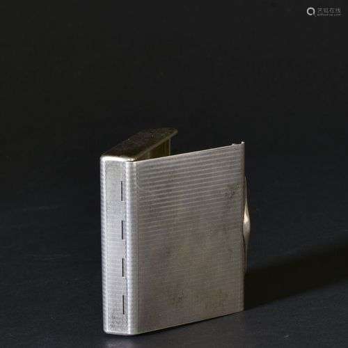 Petite boîte rectangulaire en argent guilloché Poids 139 g L...
