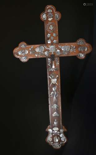INDOCHINE - XIXe siècle Croix à décor incrusté de nacre (pet...