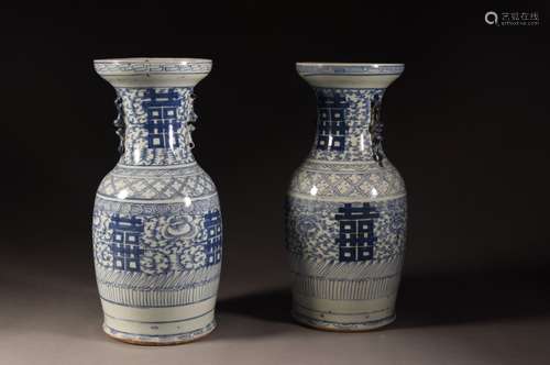 CHINE - Fin du XIXe siècle Paire de vases balustres en porce...