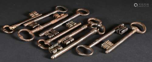Lot de neuf clés anciennes en fer forgé L. de 13 cm à 19 cm