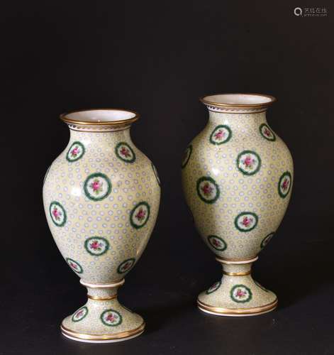 Paire de vases en porcelaine à décor de fleurs en médaillons...