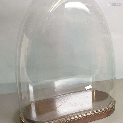 Globe en verre pour horloge, le socle en bois noirci XIXe si...