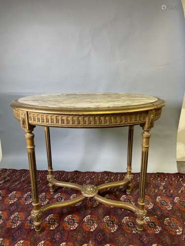 Petite table d'entrée ovale en bois doré à marbre blanc vein...